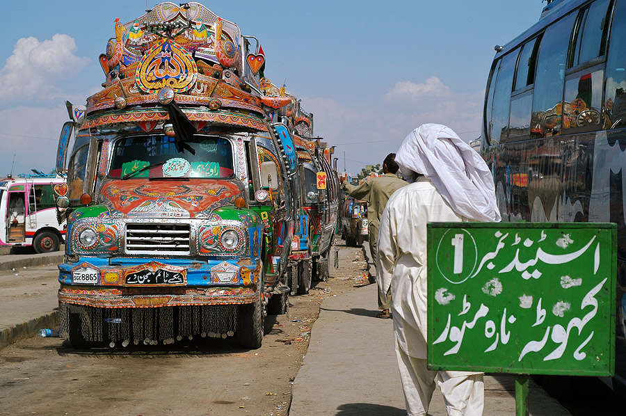 Peshawar, dworzec autobusowy (Indie, Pakistan 2007, część druga)